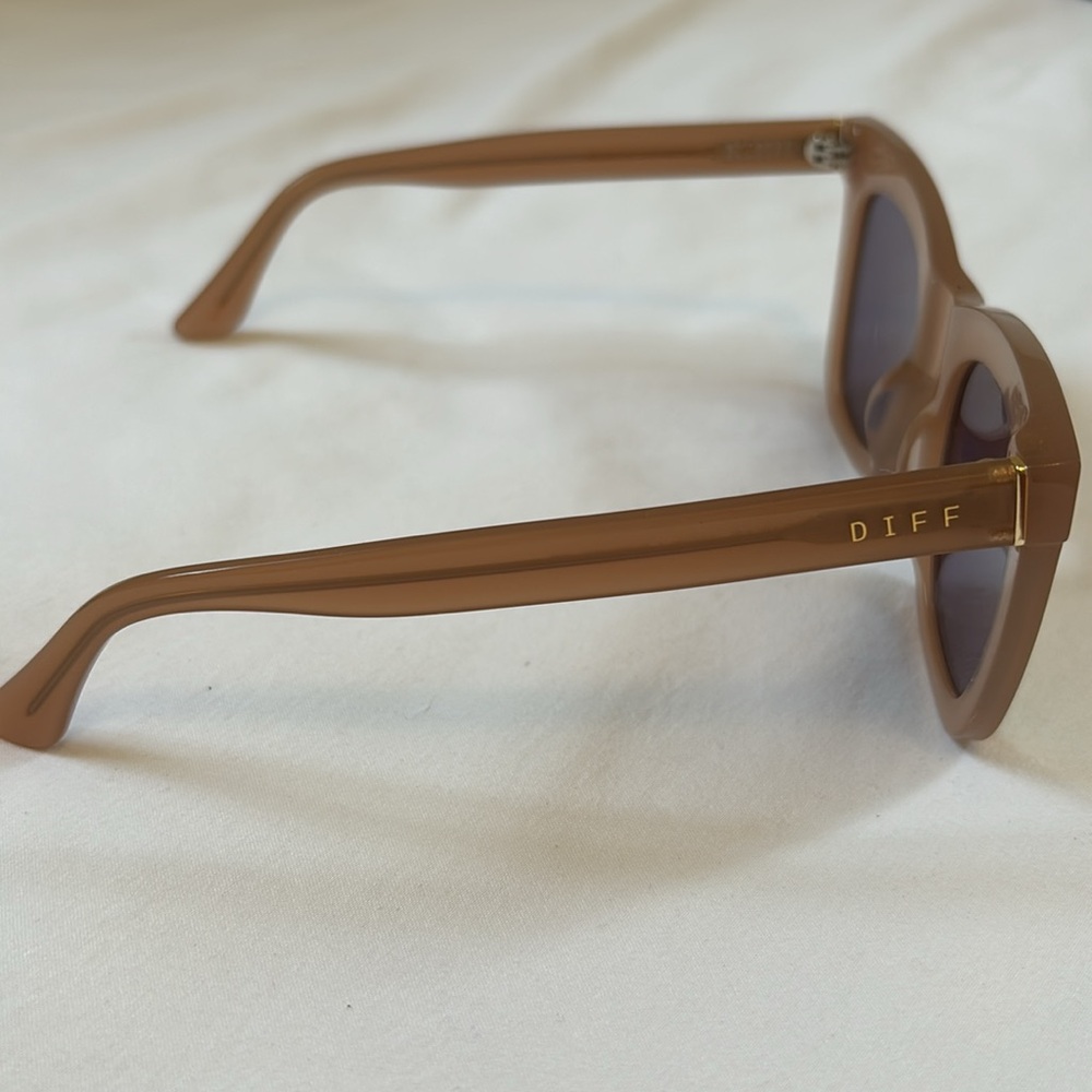 Diff 2 For 1 Oversized Sunglasses! Black And Cream - image 5